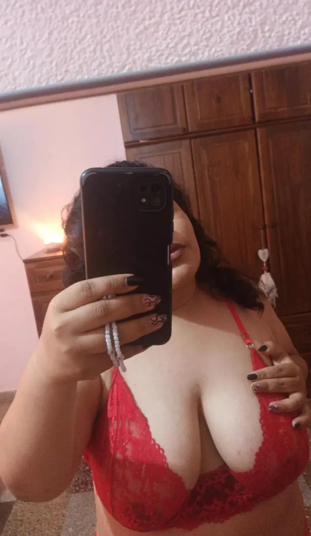 your hot curvy 💋