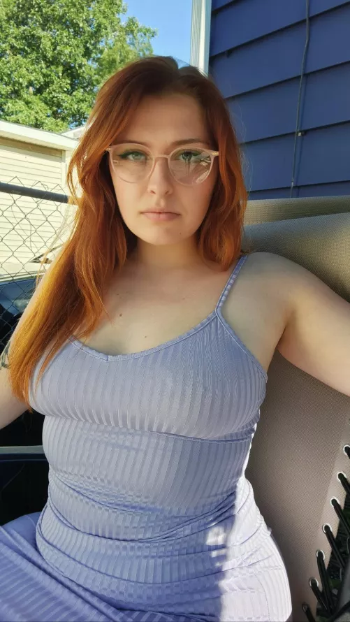 Your redheaded girlfriend has arrived for our date😋